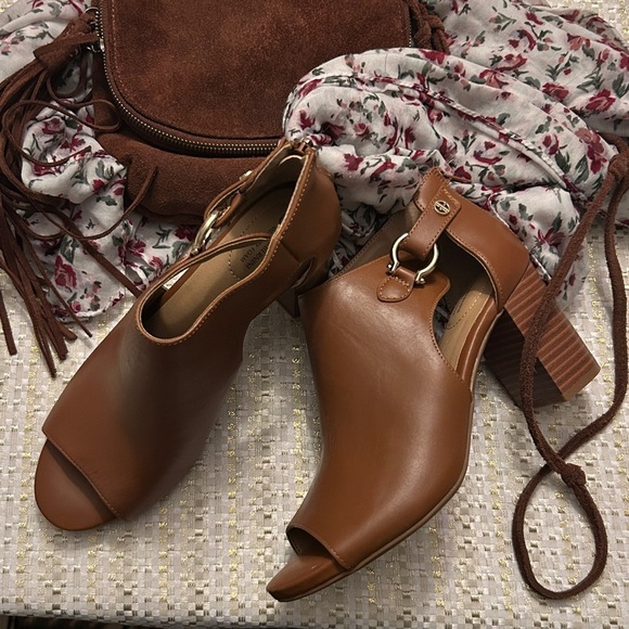 Giani Bernini Brown Peep-Toe Gold Buckle Horse Bit Block Heel Shooties size 8.5 - Picture 2 of 15